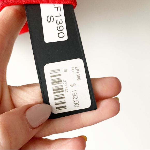 💙5/$30 LF Red Cropped Sleeveless Jacket Zip - Picture 5 of 6